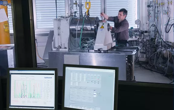 Technician testing mechanical seals on an industrial test rig – monitored from control room with live data visualization and process analysis.