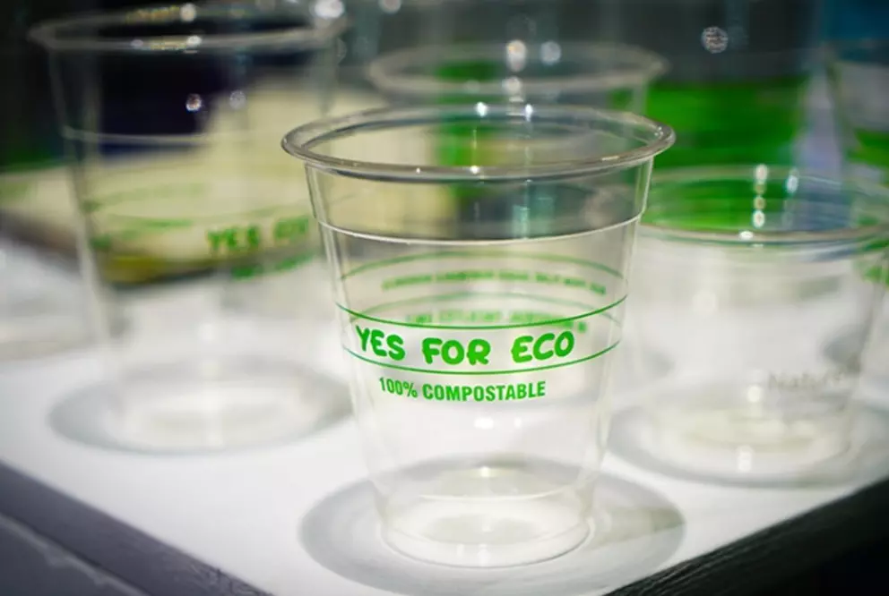Durchsichtiger kompostierbarer Becher mit der Aufschrift „Yes for Eco“, der nachhaltige, biologisch abbaubare Verpackungen bewirbt.
