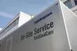 EagleBurgmann On-Site Service TotalSealCare-enhet utenfor et firmaets bygg, som fremhever mobile industrielle tetningstjenester og profesjonell feltstøtte.