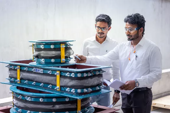 Ingenieure prüfen Industrie-Kompensatoren und flexible Verbindungen, um Qualität, Passgenauigkeit und Leistung für Rohrleitungssysteme zu verifizieren.