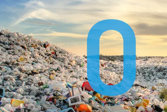 Große Mülldeponie, gefüllt mit Plastikabfällen unter einem Sonnenuntergangshimmel, als Symbol für Umweltverschmutzung.