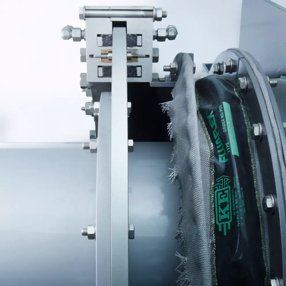 Industrie-Kompensator an einem Rohrleitungsflansch mit Gewebekompensator zur Schwingungsisolierung und Kontrolle thermischer Bewegungen installiert.
