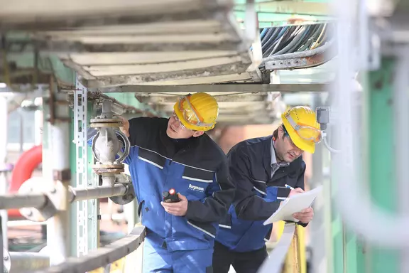 Zwei Techniker bei Wartung einer industriellen Prozessanlage.