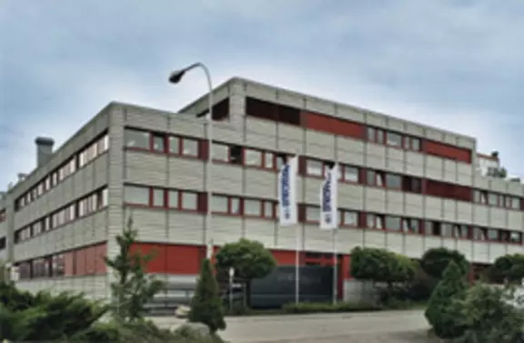 Firmengebäude von EagleBurgmann Schweiz mit moderner Büro- und Industriearchitektur an einer Straßenfront.