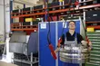 En tekniker fra EagleBurgmann håndterer en stor komponent til en industriell mekanisk tetning ved hjelp av løfteutstyr i et verksted, noe som understreker selskapets evne til å håndtere tunge oppgaver, presis håndtering og teknisk kompetanse.
