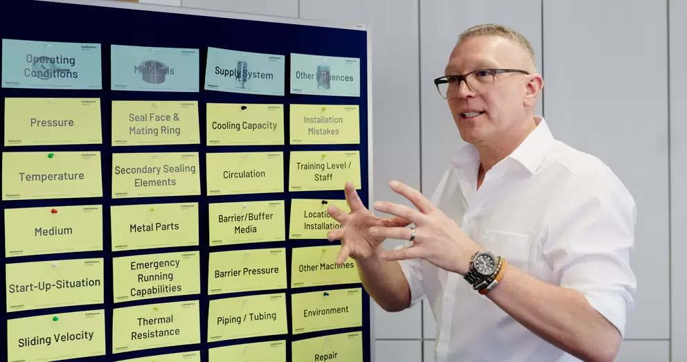 Referent erklärt technische Einflussfaktoren bei einer professionellen Schulung.