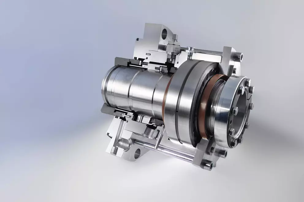 Cross-sectional view of a mechanical seal (likely a tandem or double mechanical seal) housed in a metallic casing.