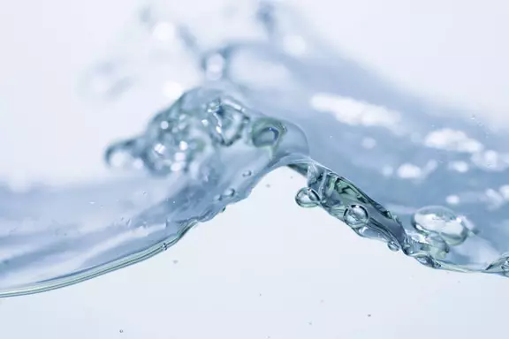 Nahaufnahme von klarem Wasserfluss als Symbol für Reinheit und Fluiddynamik – Dichtungstechnik für Flüssigkeitsprozesse.