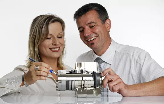 Two professionals examine an EagleBurgmann industrial mechanical seal during a technical sealing technology demonstration.