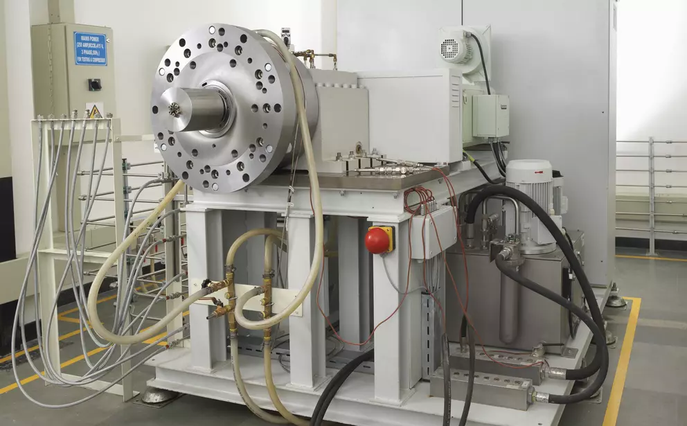 Industrial test bench for mechanical seals or rotor components with hydraulic lines, measurement instruments, and a robust test housing.