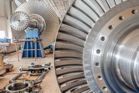 Rotor- und Schaufelbaugruppe einer Dampfturbine in einer industriellen Wartungseinrichtung.