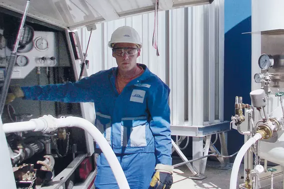 Engineer operating tank pump equipped with metal bellows seal for reliable containment of cryogenic and industrial fluids in Germany.