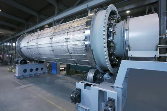 Große industrielle Rotationsmaschine in einer Fertigungsanlage.