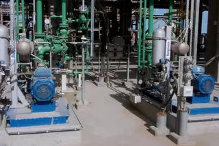 Face-to-face mechanical seal arrangement with API piping plans operating in an industrial facility in the United Arab Emirates.