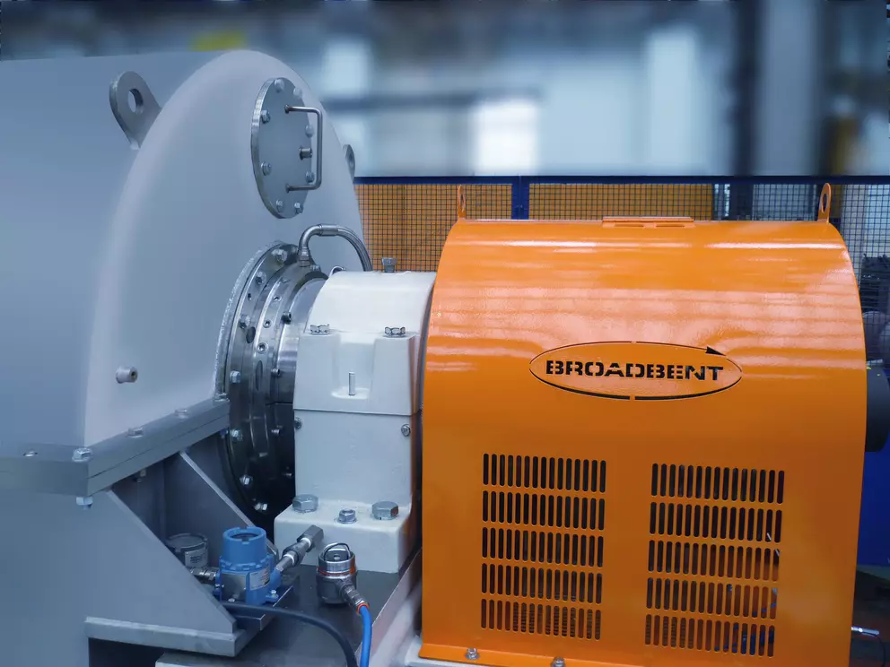 Dichtungssystem auf rotierendem Industrieaggregat mit Antriebseinheit installiert.