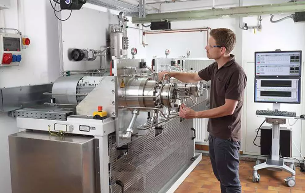 Ingenieur bedient eine industrielle Prüfanlage zur Leistungsanalyse, Qualitätssicherung und Entwicklung von Dichtungs- und Rotationssystemen.