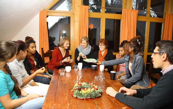 EagleBurgmann Germany representatives meeting with young refugees at a youth welfare center in Wolfratshausen, supporting integration and daily needs through charitable donations.
