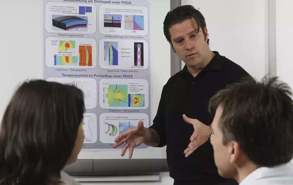 Forscher präsentiert technische Analyseergebnisse und Simulationsdaten im Rahmen eines Entwicklungs- und Innovationsprojekts.