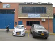 Exterior de las instalaciones de EagleBurgmann con el letrero de la empresa, vehículos estacionados y la fachada del edificio industrial, lo que pone de relieve la presencia local y las operaciones de servicio.