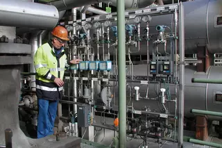 Turbo compressor equipped with dry gas seals and an integrated seal management system in Germany, monitored by an engineer.