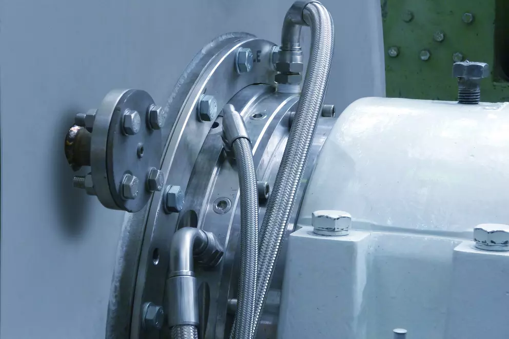 Anschluss einer Gleitringdichtung an einem Industriegehäuse mit flexibler Verrohrung.