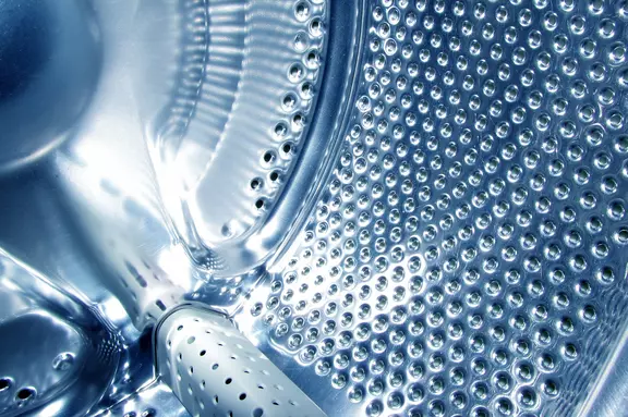 Innenbereich einer perforierten Industrietrommel für rotierende Ausrüstung und Dichtungsanwendungen.