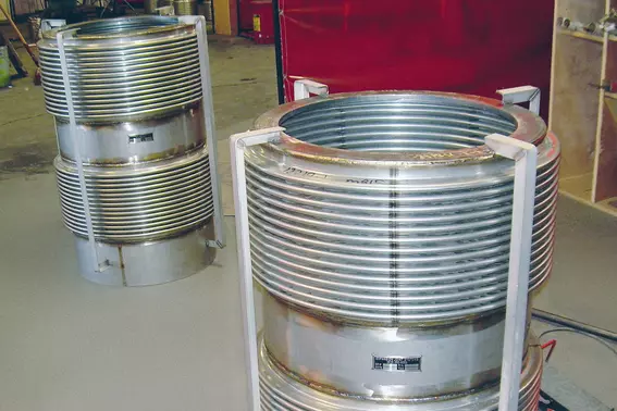 Metallkompensatoren für Hochtemperatur- und korrosive Medien in einer Salpetersäureanlage in den USA installiert.