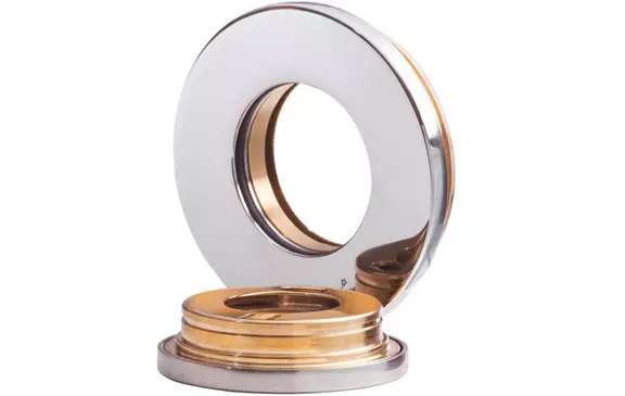 Anillos de sello mecánico pulidos en vista de producto, destacando componentes diseñados con precisión para aplicaciones de sellado industrial.