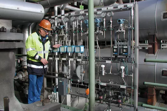 Turbo compressor equipped with dry gas seals and an integrated seal management system in Germany, monitored by an engineer.
